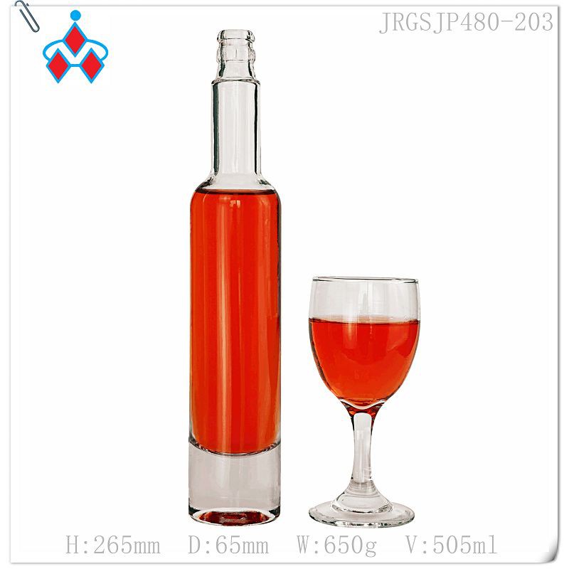 Botella de vodka vacía de vidrio