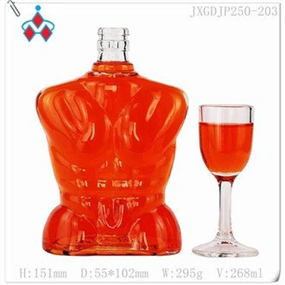 Botella de vidrio con forma única vacía